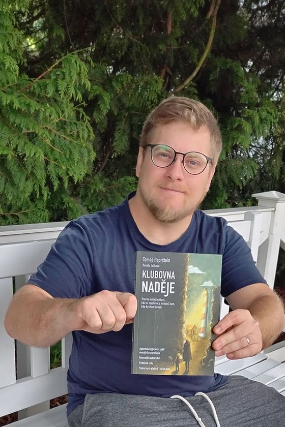 Tomáš Paprštein with the book Klubovna Naděje