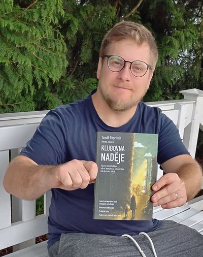 Tomáš Paprštein hält das Buch „Klubovna Naděje“